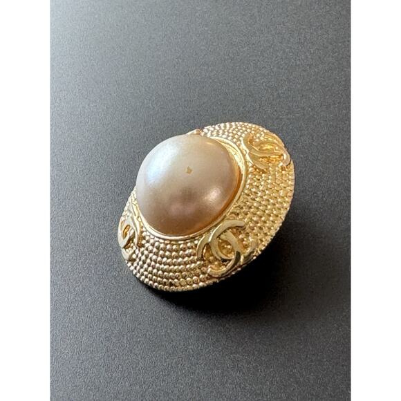 vintage Chanel Coco Mark faux pearl clip-on earring see details - Picture 2 of 9
